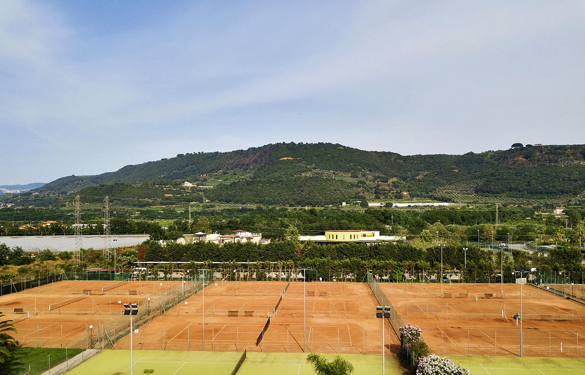 Tennis courts in the TUI MAGIC LIFE Calabria resort